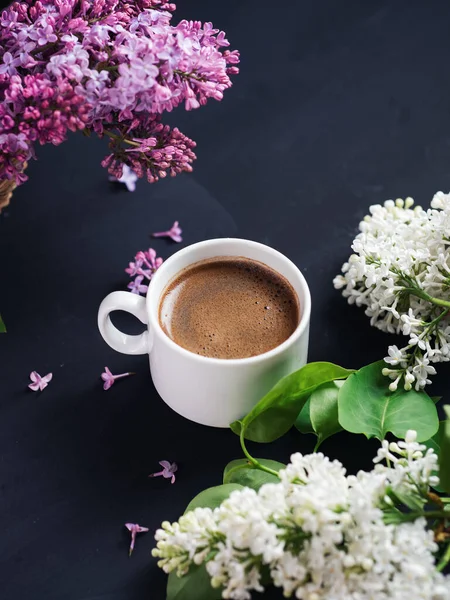 Una Taza Blanca Café Perfumado Sobre Una Mesa Piedra Oscura —  Fotos de Stock