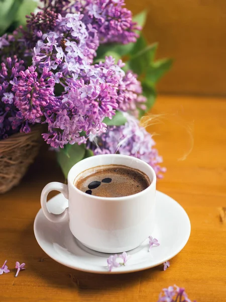 Una Taza Blanca Café Perfumado Una Mesa Madera Una Flor —  Fotos de Stock