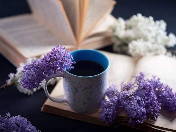 Una Taza Café Viejo Libro Sobre Mesa Con Ramas Florecientes —  Fotos de Stock