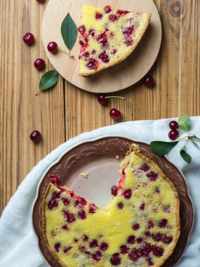 Kirazlı turta, dilimlenmiş. Ev yapımı kek. Tatlı tatlı