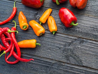 Ahşap bir masada farklı biber türleri