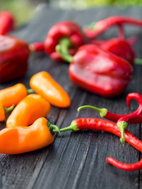 Ahşap bir masada farklı biber türleri