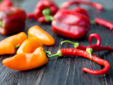 Ahşap bir masada farklı biber türleri