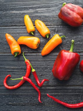 Ahşap bir masada farklı biber türleri