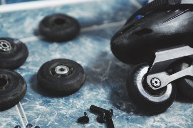 Evde paten tamiri ve bakımı. Yön ve tekerleklerin temizlenmesi veya değiştirilmesi