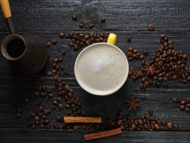 Kahve çekirdekli kahve fincanı. Kopyalama alanı olan koyu arkaplan