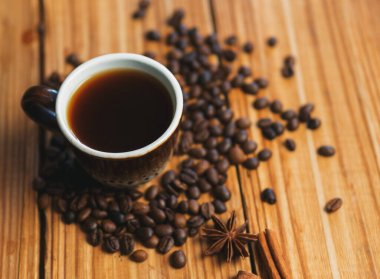 Espresso fincanı ahşap masada.