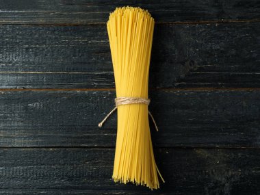 Koyu arkaplanda işlenmemiş spagetti bandı.