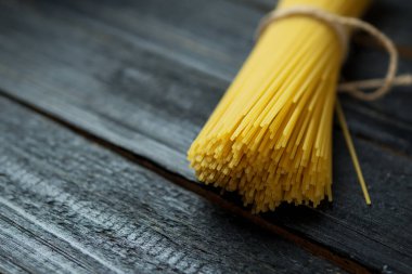 Koyu arkaplanda işlenmemiş spagetti bandı.