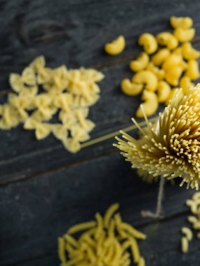 Siyah arka planda spagetti.