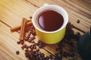 Espresso fincanı ahşap masada.