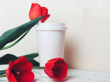 Kâğıt bardakta lalede bahar kahvesi