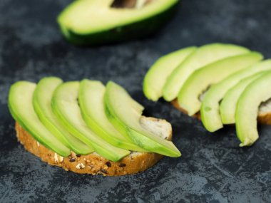 Mısır gevreğiyle birlikte kızarmış avokado.