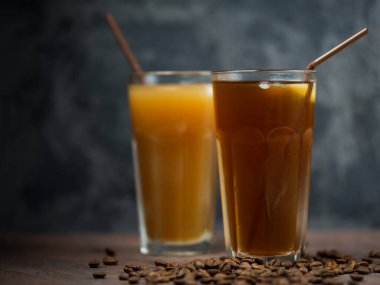 İki buzlu kahve. Süt ve buzlu soğuk yaz kahvesi. Boşluğu kopyala