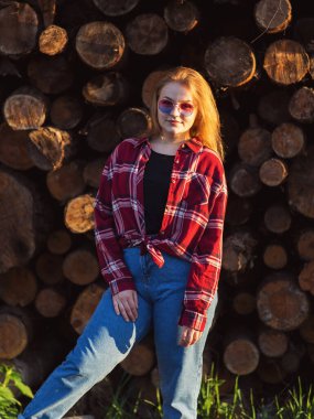 Tişörtlü ve güneş gözlüklü şık genç bayan.