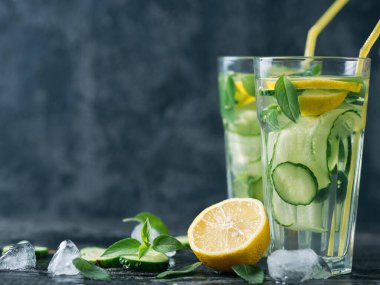 Limonlu soğuk limonata. Fesleğen ve bardakta buz.