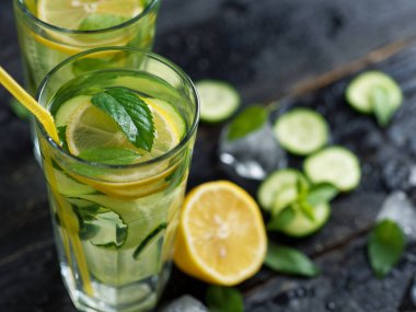 Limonlu soğuk limonata. Fesleğen ve bardakta buz.