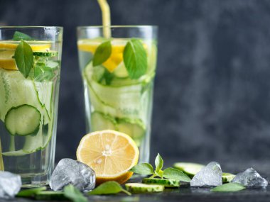 Limonlu soğuk limonata. Fesleğen ve bardakta buz.