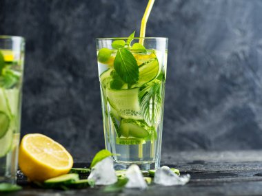Limonlu soğuk limonata. Fesleğen ve bardakta buz.