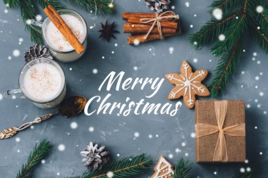 Kış tatili için tarçınlı yumurta likörü ve alkol. Geleneksel Noel içkisi