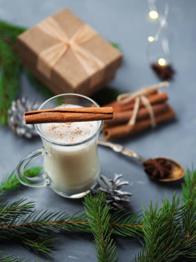 Kış tatili için tarçınlı yumurta likörü ve alkol. Geleneksel Noel içkisi