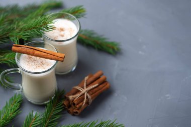 Geleneksel kış ve Noel içkisi Gri masada fotokopi alanı olan eggnog