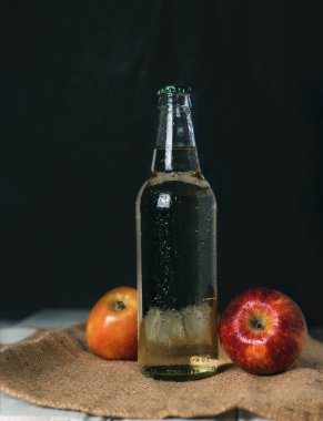 Cam şişede elma şarabı.