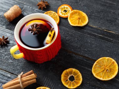 Baharatlı ve narenciyeli kırmızı şaraptan bir bardak sıcak şarap.