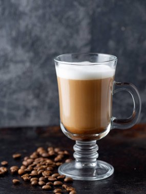 Kahveli alkolik ya da alkolsüz kahve çekirdekli koyu bir arka planda.