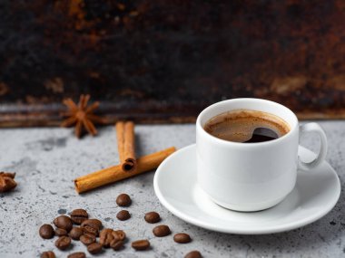 Beyaz espresso kahve fincanı üzerinde tarçın ve paslı kahverengi eski model.