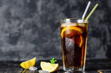 Karanlık arka planda Long Island kokteyli