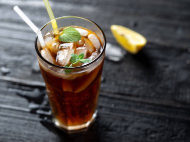 Karanlık arka planda Long Island kokteyli