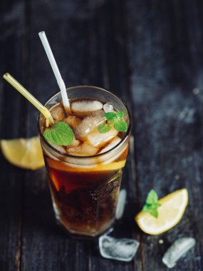 Karanlık arka planda Long Island kokteyli