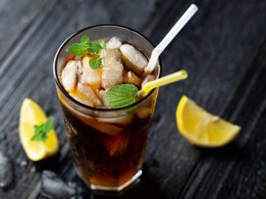 Karanlık arka planda Long Island kokteyli