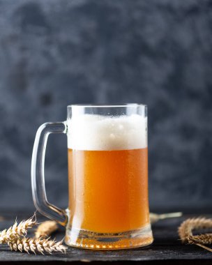 Bir bardak filtresiz buğday ve buğday kulaklı bira.