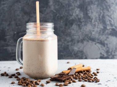 Cam kavanoz çikolatalı kahve sütlü smoothie kokteyli.