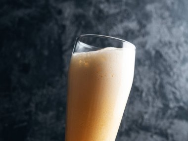 Bir bardak köpüklü bira.