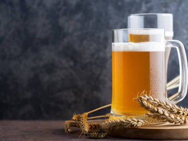 İki bardak buğday birası ve kopyalanmış buğday kulağı.