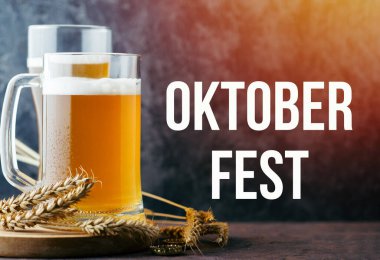 İki bardak buğday birası ve kopyalanmış buğday kulağı.