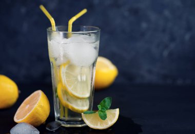 Yaz ferahlatıcı soğuk limonata Mojito fotokopi alanı olan karanlık bir masada.