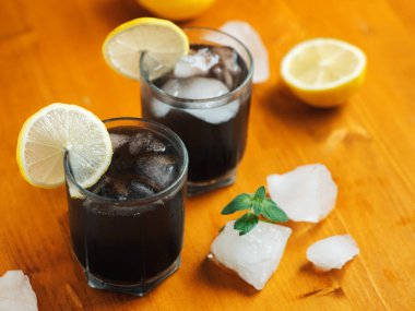 Limon, nane ve kömürlü buzlu limonata.