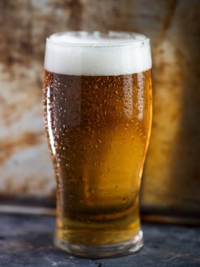 Bir bardak hafif soğuk bira ve damla.