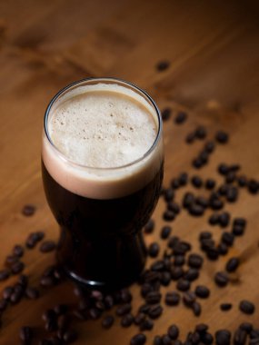 Tahta bir bar masasında kahve içen şişman ya da hamal.