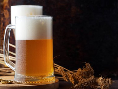 Kupa ve bir bardak soğuk buğday birası. Yakın çekim.