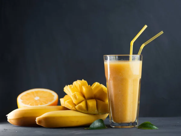 Frisch Saftig Köstlicher Mango Smoothie Mit Orange Und Banane — Stockfoto