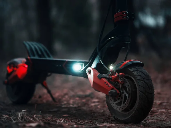 Leistungsstarker Moderner Allrad Elektroroller Abend Mit Eingeschaltetem Standlicht Nahaufnahme Des — Stockfoto