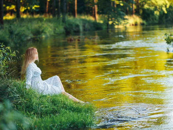 Schattig Mooi Meisje Witte Jurk Zitten Oever Van Rivier Zonnige — Stockfoto