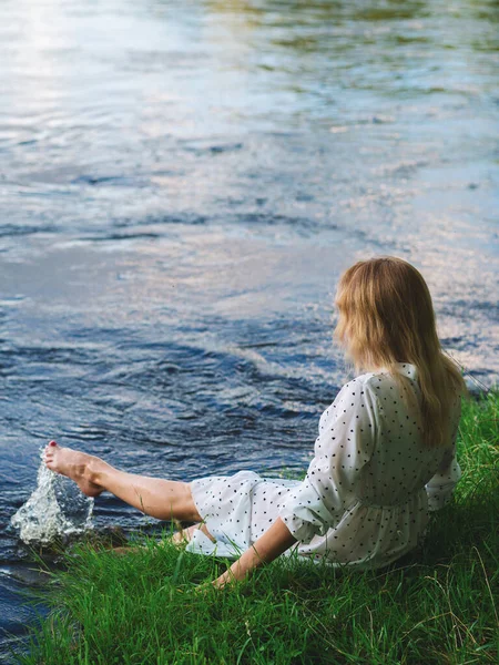 Симпатична Красива Дівчина Білій Сукні Сидить Березі Річки Сонячний Літній — стокове фото