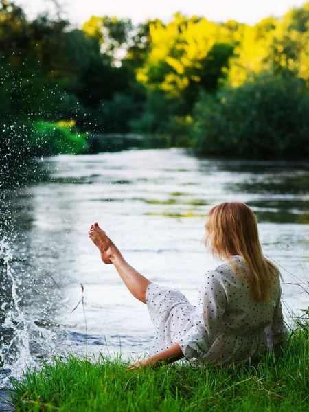 Симпатична Красива Дівчина Білій Сукні Сидить Березі Річки Сонячний Літній — стокове фото