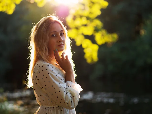 Schöne Blonde Junge Blonde Frau Einem Weißen Kleid Sonniges Porträt — Stockfoto